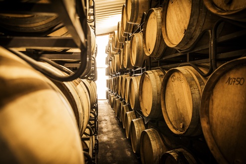 Finch Whisky-Destillerie Fasslager Bis heute ist es bei Finch die Aufgabe des Chefs, auf der ganzen Welt nach jenen Eichenfässern zu fahnden, die den guten Geschmack beisteuern und seinen Whisky perfektionieren können.