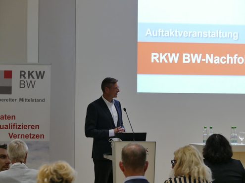 Johannes Heinloth, Vorstand der L-Bank Johannes Heinloth, Vorstand der L-Bank, heißt die Teilnehmer willkommen.