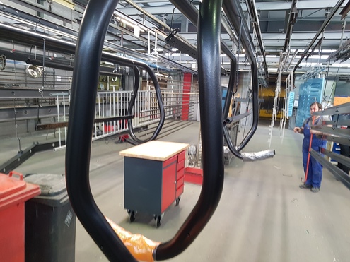 Bader Produktion Die Teile werden hängend durch den Beschichtungsprozess transportiert