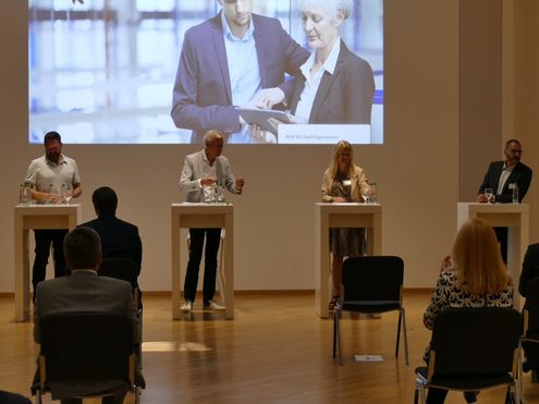 Gesprächsrunde Gesprächsrunde mit Katja Sator, Geschäftsführerin der Metall verarbeitenden Unternehmen Frankenstein Präzision und KS Tech, Patrick Warnking, Geschäftsführer der Werbeagentur Panama, und Guy Selbherr, Vorstand der Bürgschaftsbank Baden-Württemberg – die Moderation hatte Rudolf Rauschenberger.