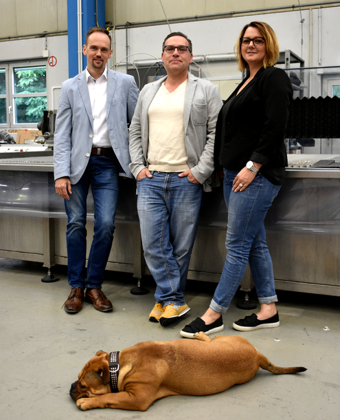 Team (von links): Sebastian Mayer (Erfolgsschmiede), Michael Göttle und Severine Göttle (SMARD) und Firmenhund Olivia Ein gutes Team (von links): Sebastian Mayer (Erfolgsschmiede), Michael Göttle und Severine Göttle (SMARD). Und vorne Firmenhund Olivia
